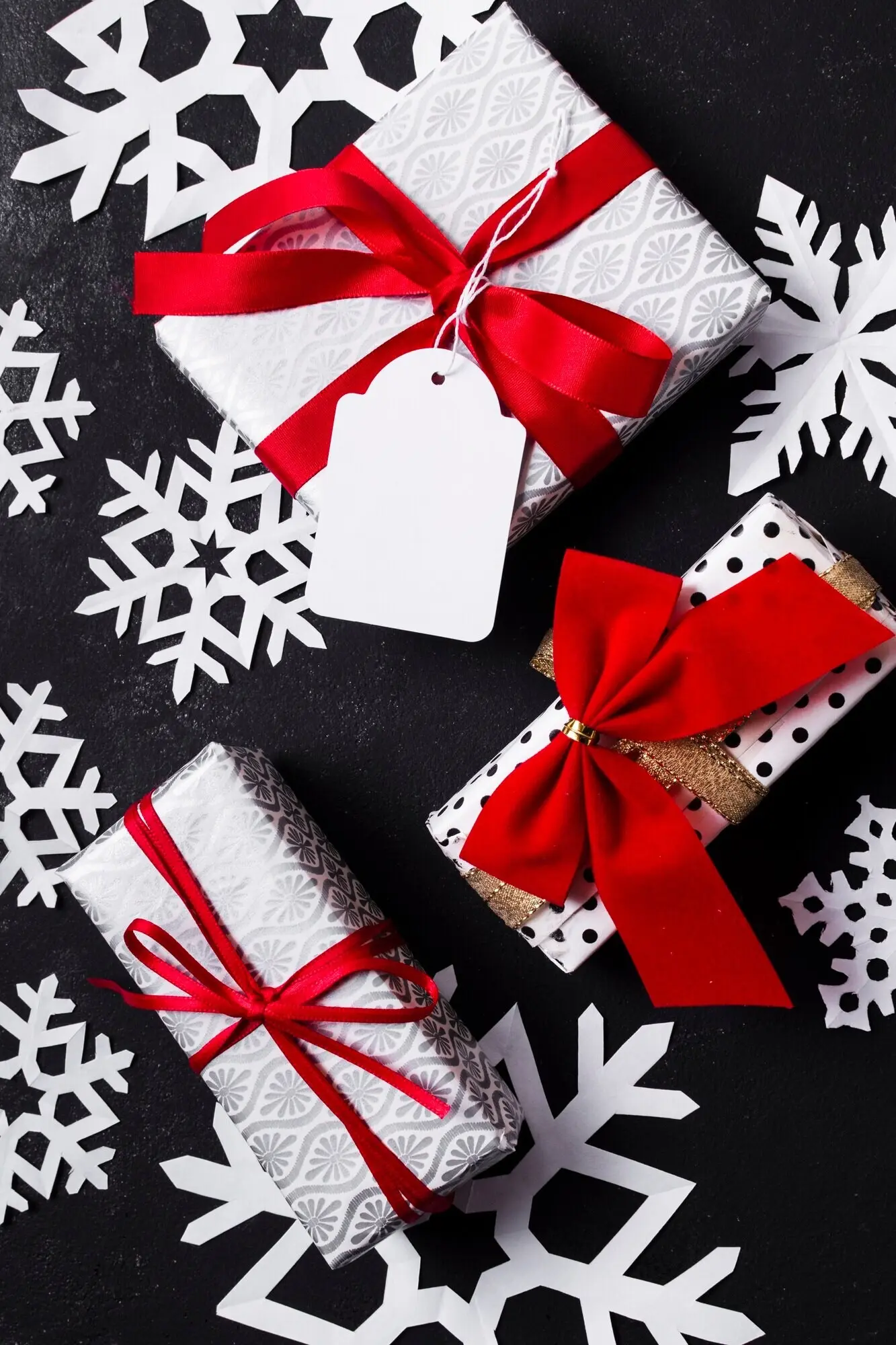 Draufsicht auf eine Anordnung verschiedener bunter Weihnachtsgeschenke