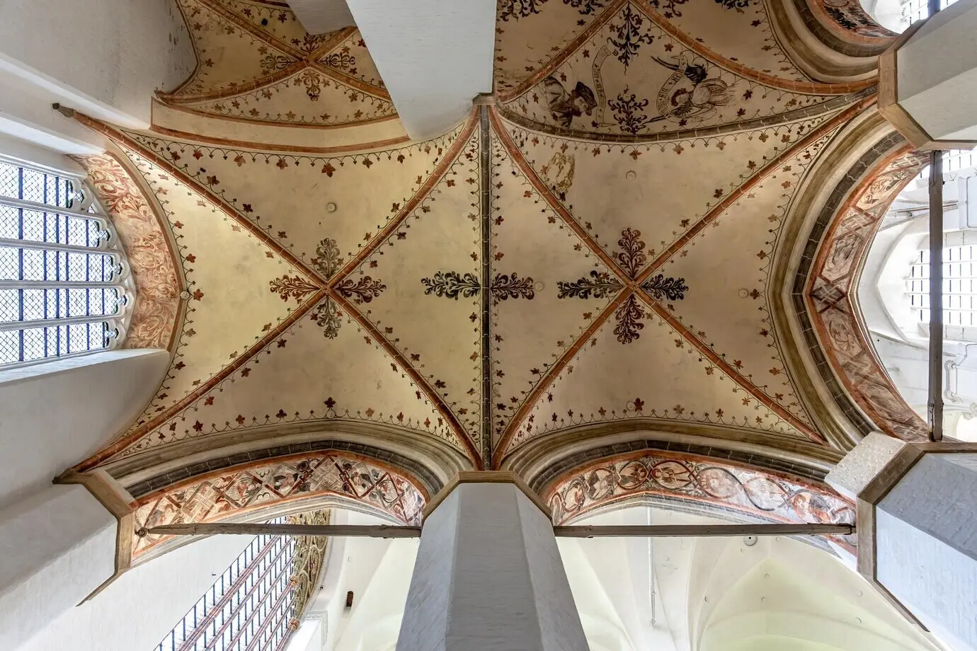 Architektonisches Design eines gotischen Gewölbes mit dekorativen Malereien